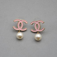 Boucles d'Oreilles Chanel CC Émail Rose & Perle Pendante