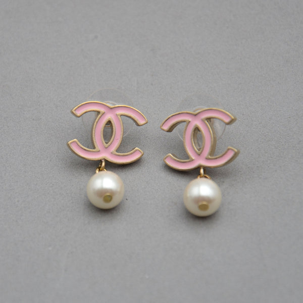 Boucles d'Oreilles Chanel CC Émail Rose & Perle Pendante