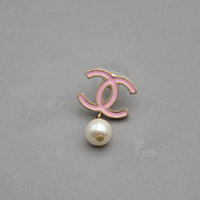 Boucles d'Oreilles Chanel CC Émail Rose & Perle Pendante