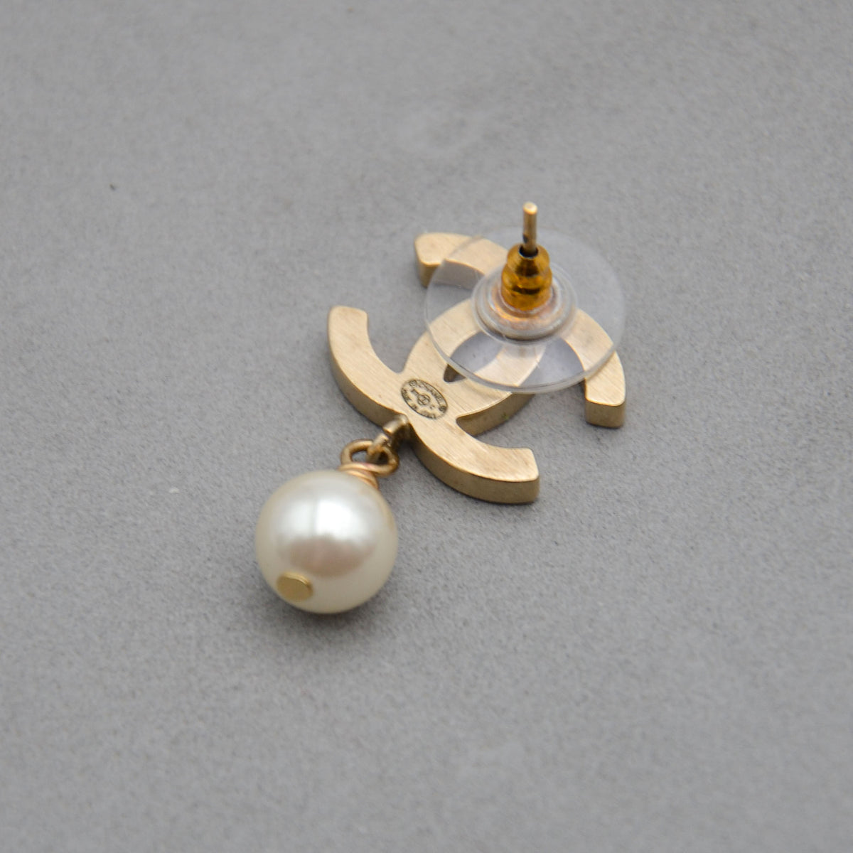 Boucles d'Oreilles Chanel CC Émail Rose & Perle Pendante