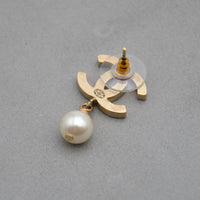 Boucles d'Oreilles Chanel CC Émail Rose & Perle Pendante