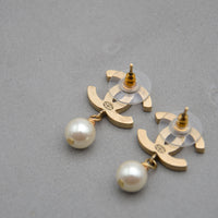 Boucles d'Oreilles Chanel CC Émail Rose & Perle Pendante