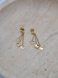 Boucles d’Oreilles Chloé Dorées – Cœurs Pendants