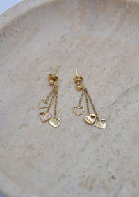 Boucles d’Oreilles Chloé Dorées – Cœurs Pendants