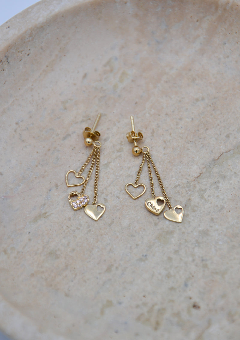 Boucles d’Oreilles Chloé Dorées – Cœurs Pendants