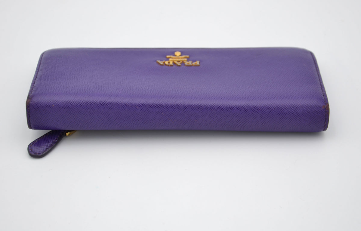 Portefeuille long Prada en cuir Saffiano violet