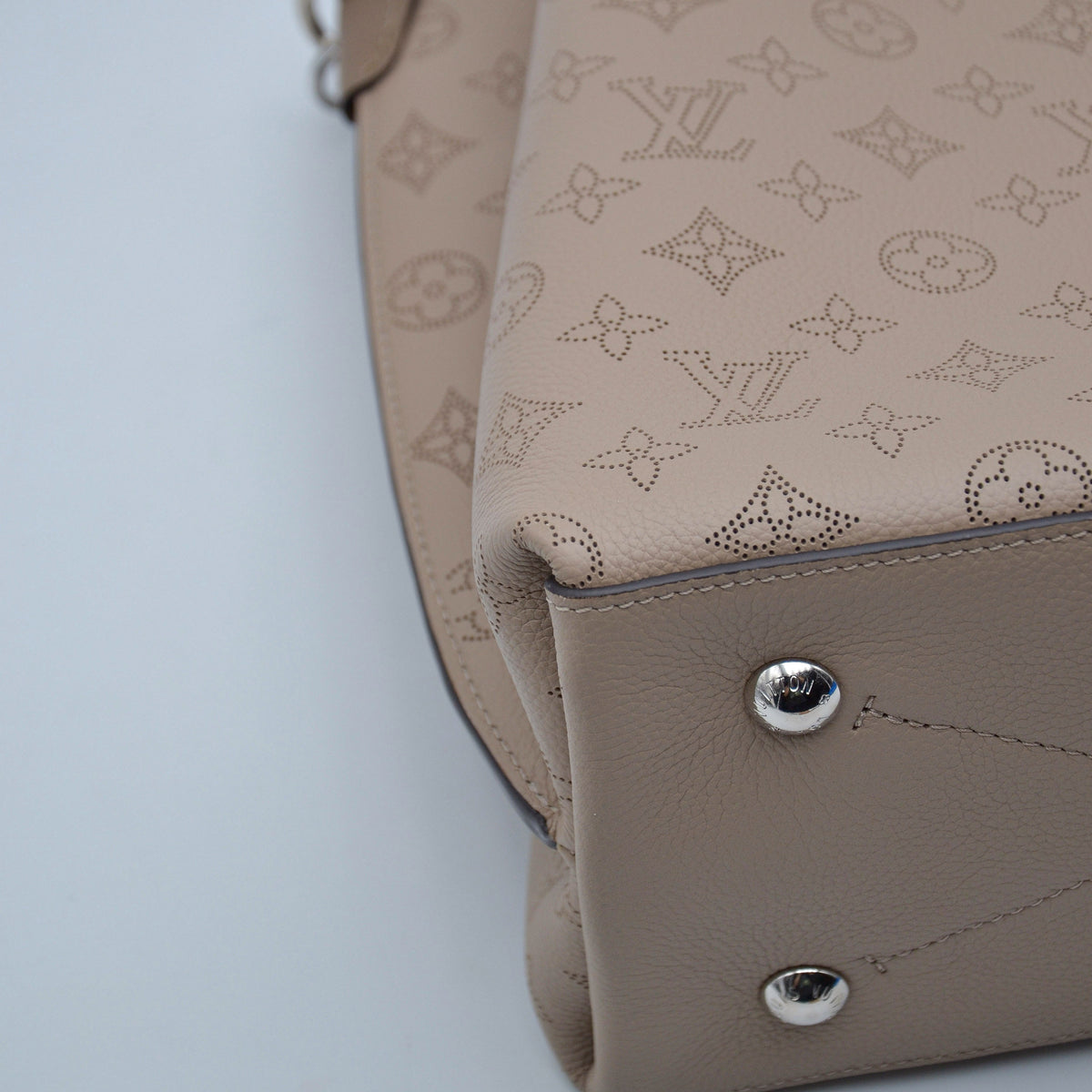 Louis Vuitton Muria Mahina Cuir Perforé Galet