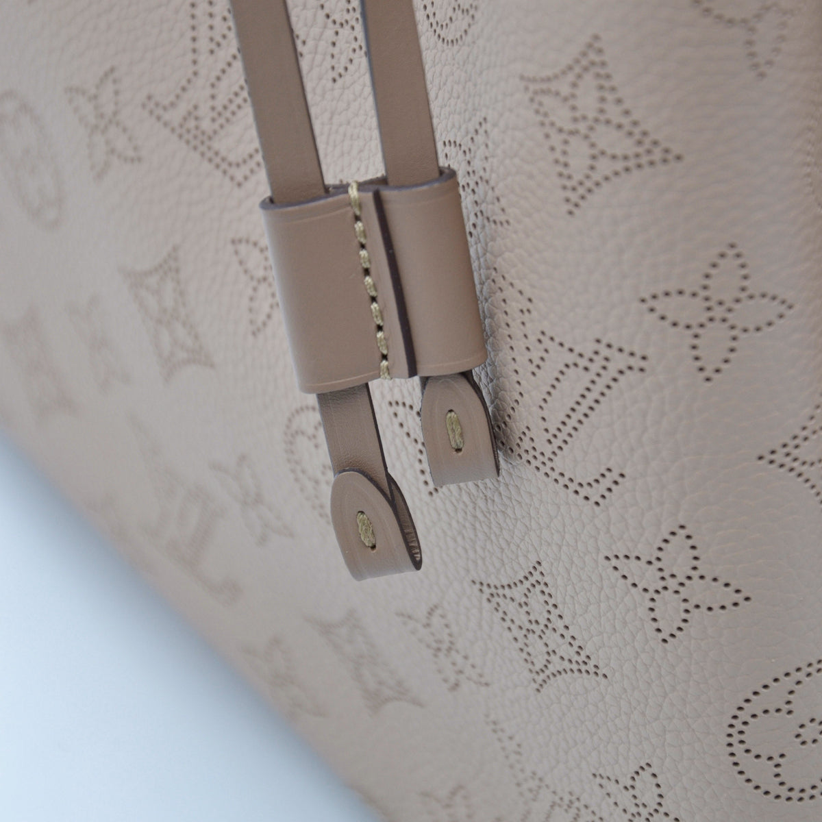 Louis Vuitton Muria Mahina Cuir Perforé Galet
