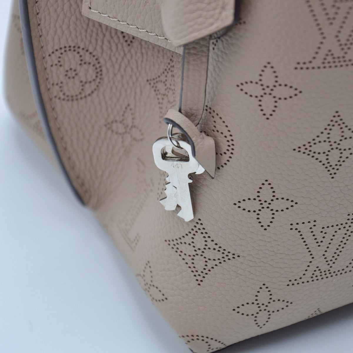 Louis Vuitton Muria Mahina Cuir Perforé Galet