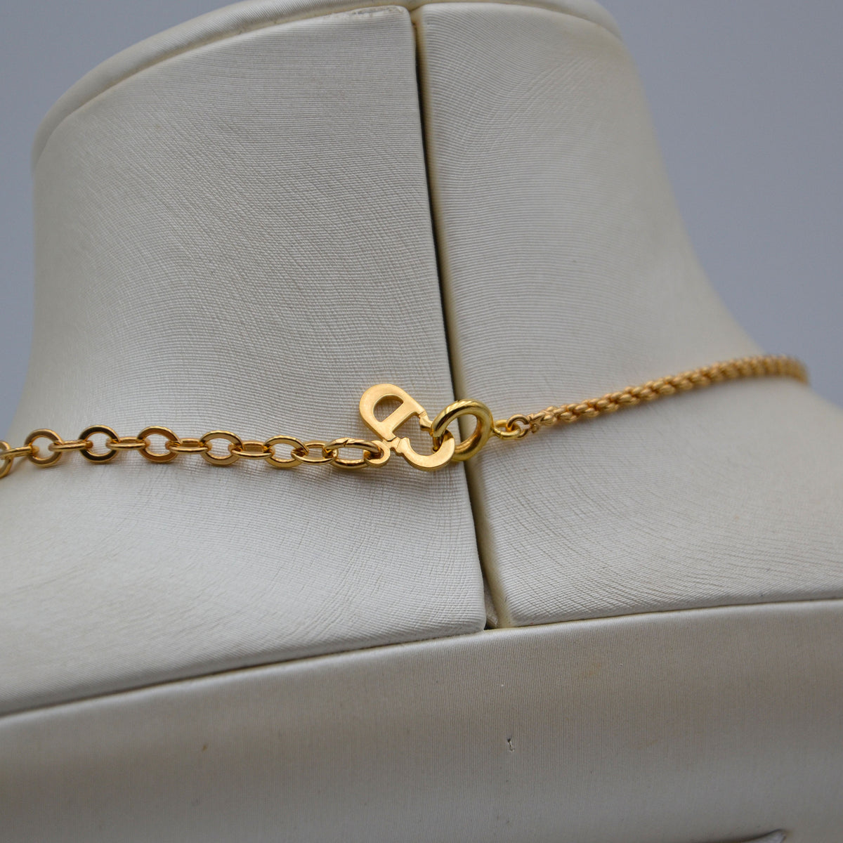 Christian Dior Collier Dé à Coudre & Nœud Vintage
