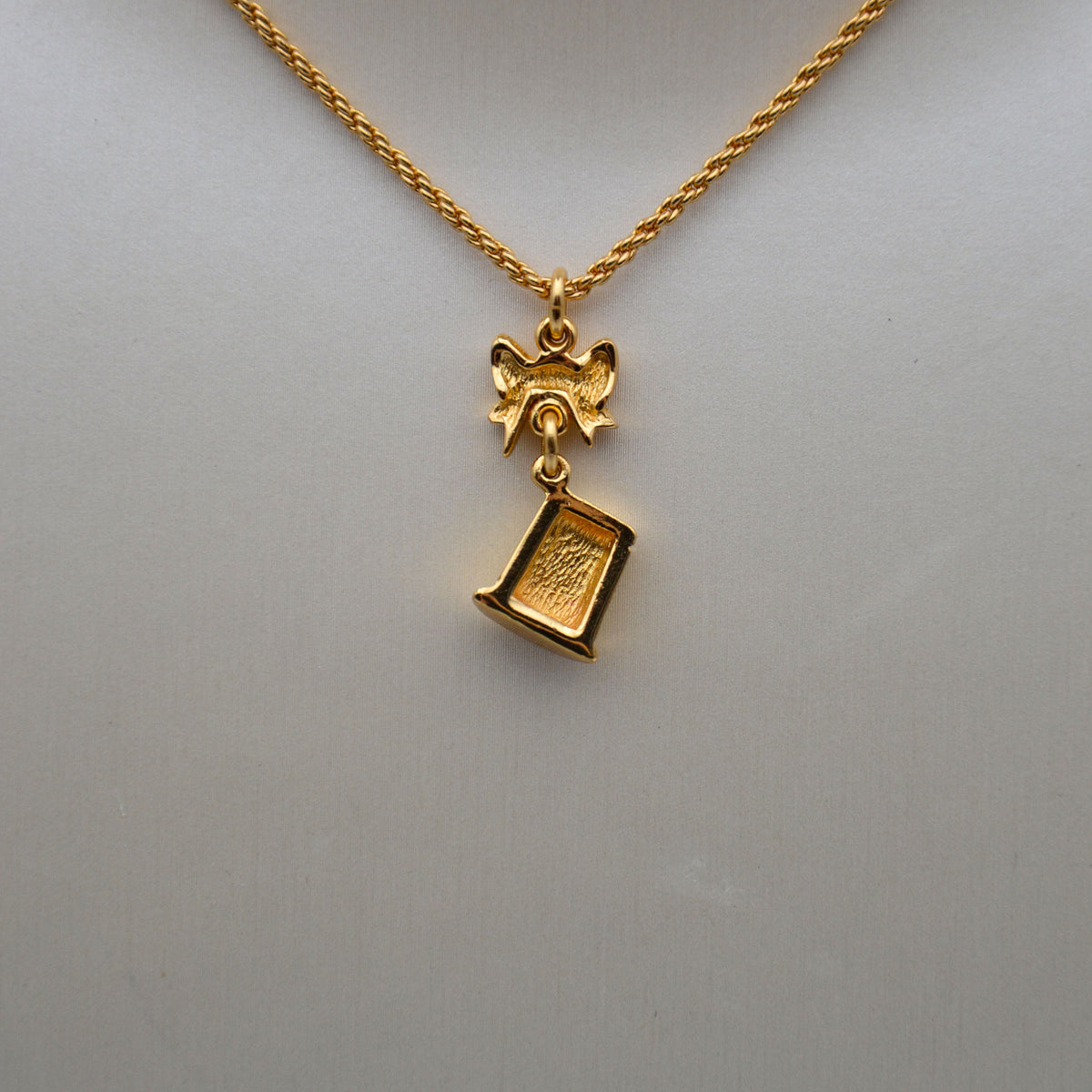 Christian Dior Collier Dé à Coudre & Nœud Vintage