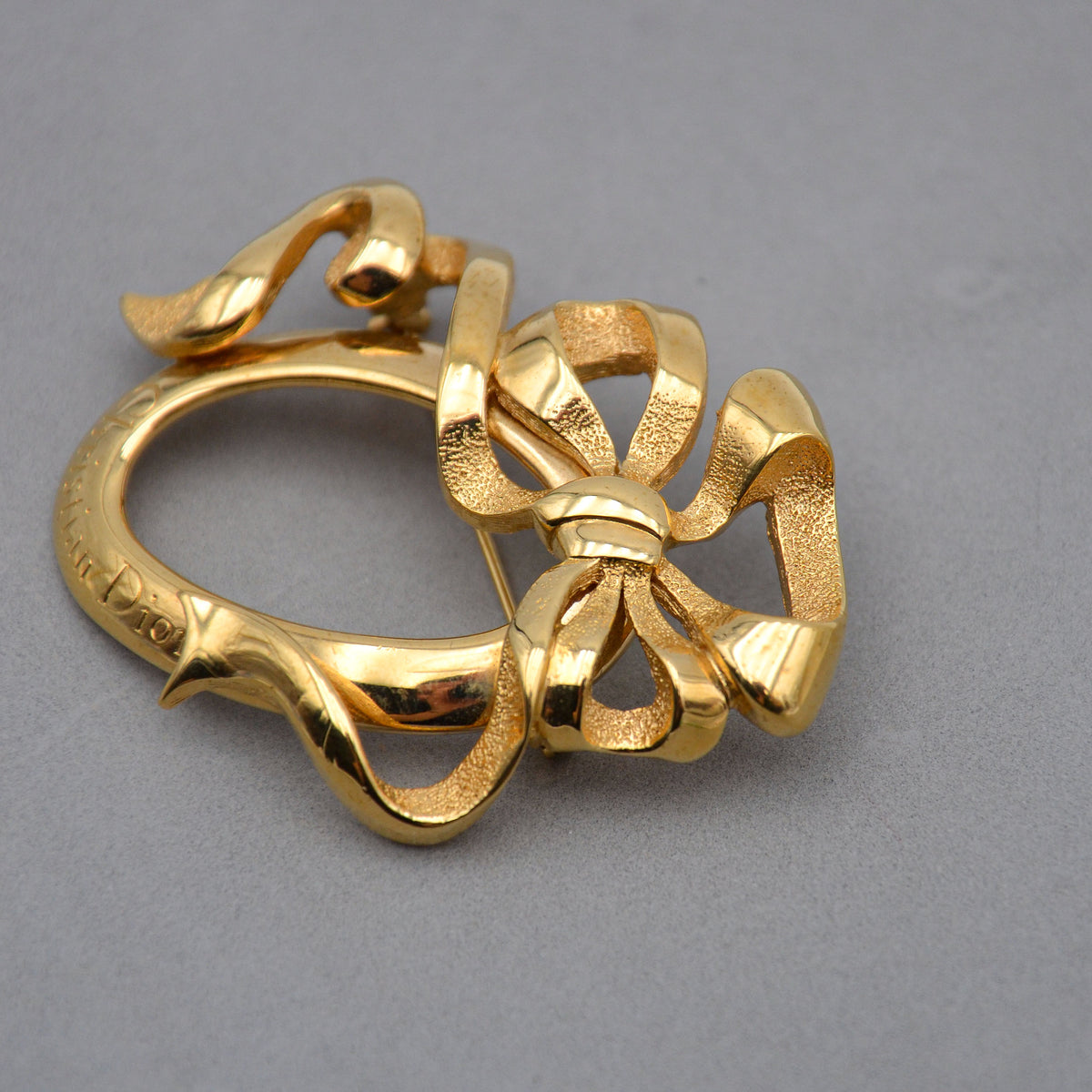 Christian Dior Broche Nœud & Médaillon Vintage