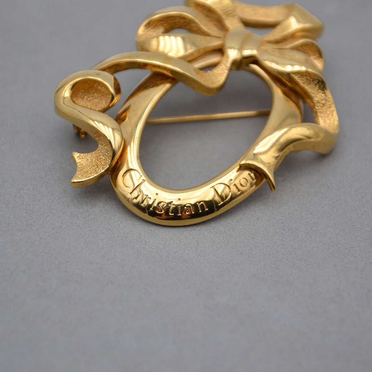 Christian Dior Broche Nœud & Médaillon Vintage