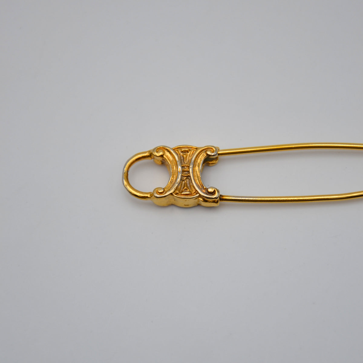Broche Céline épingle logo Triomphe