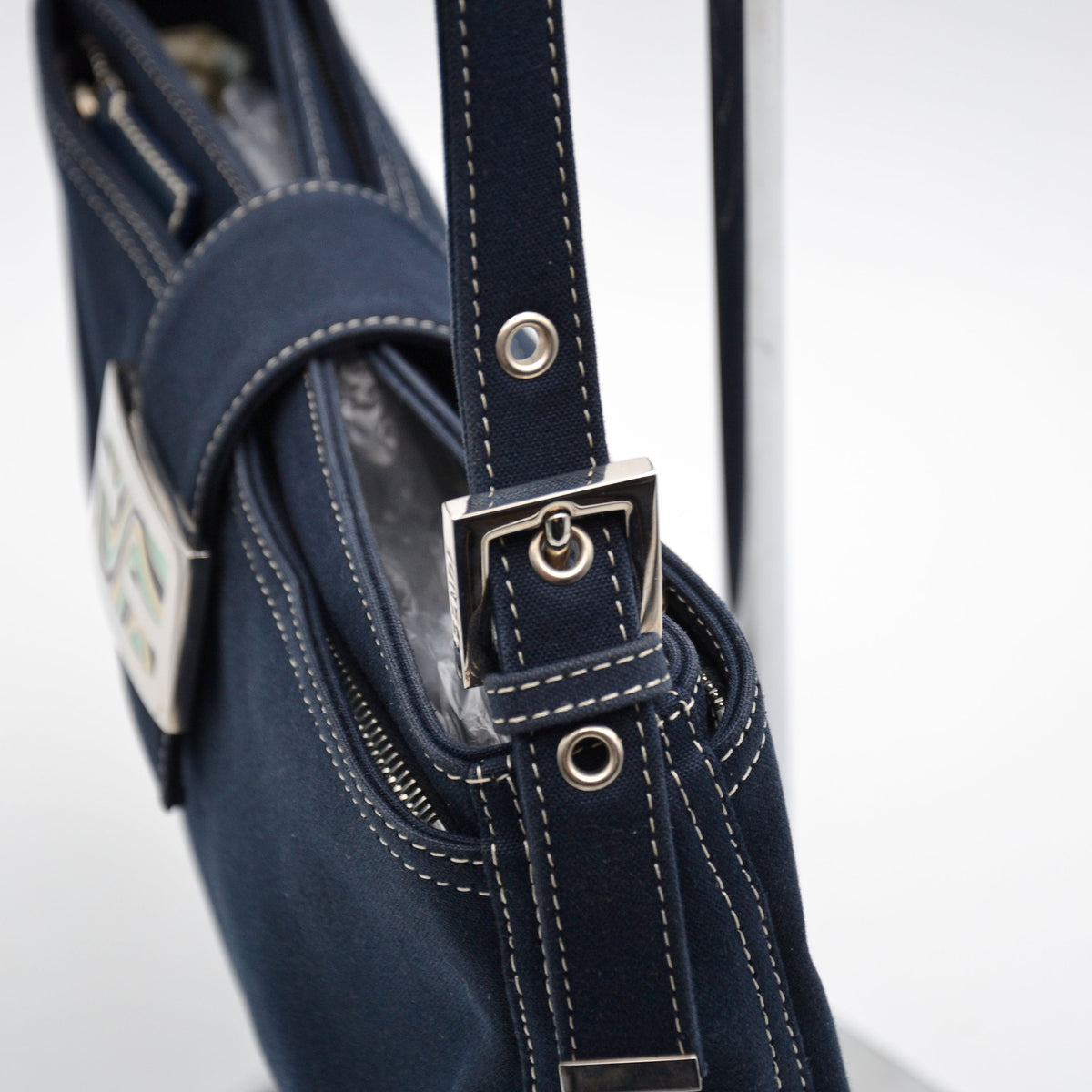 Sac Fendi Baguette Toile Bleu Marine Fermoir FF Émail Vintage
