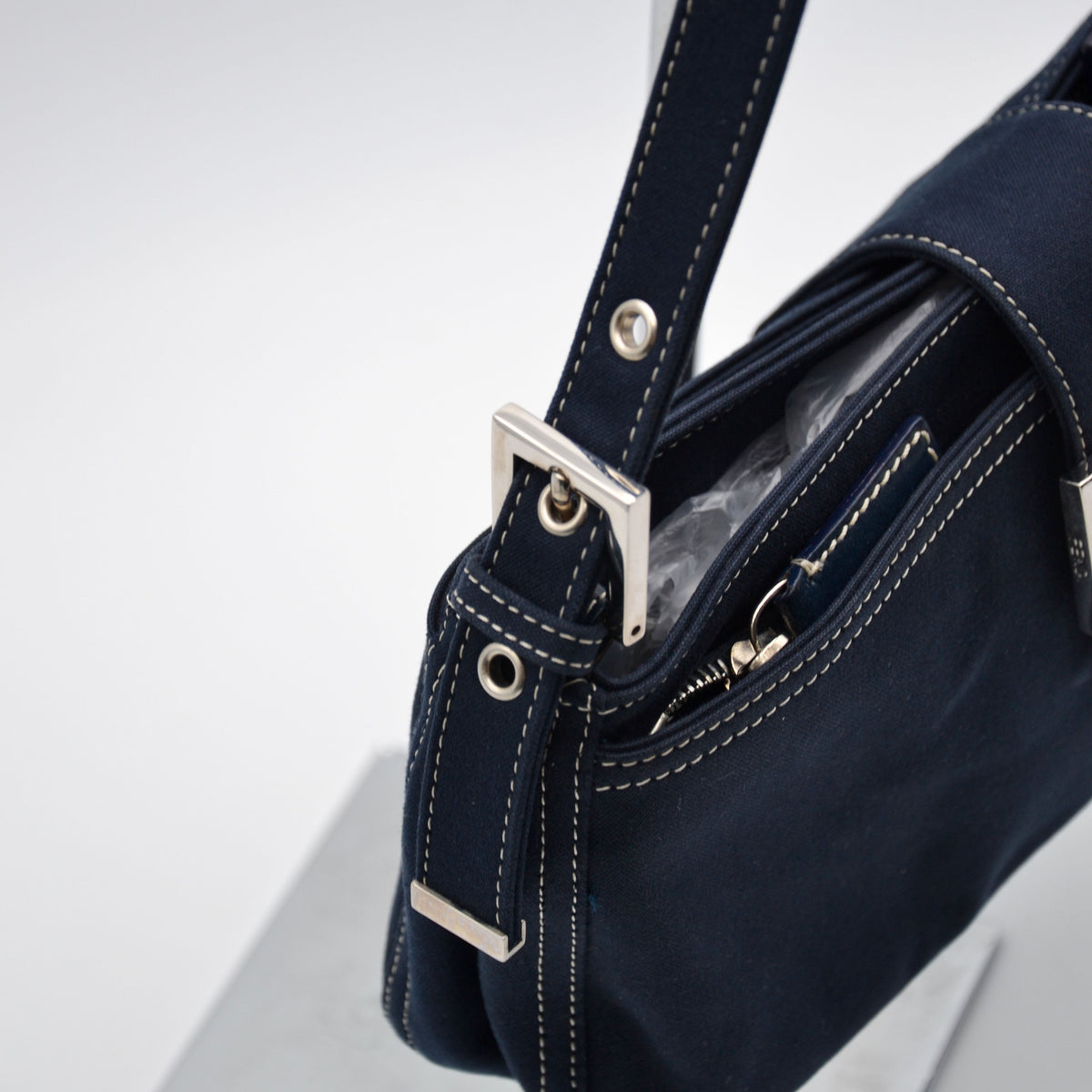 Sac Fendi Baguette Toile Bleu Marine Fermoir FF Émail Vintage