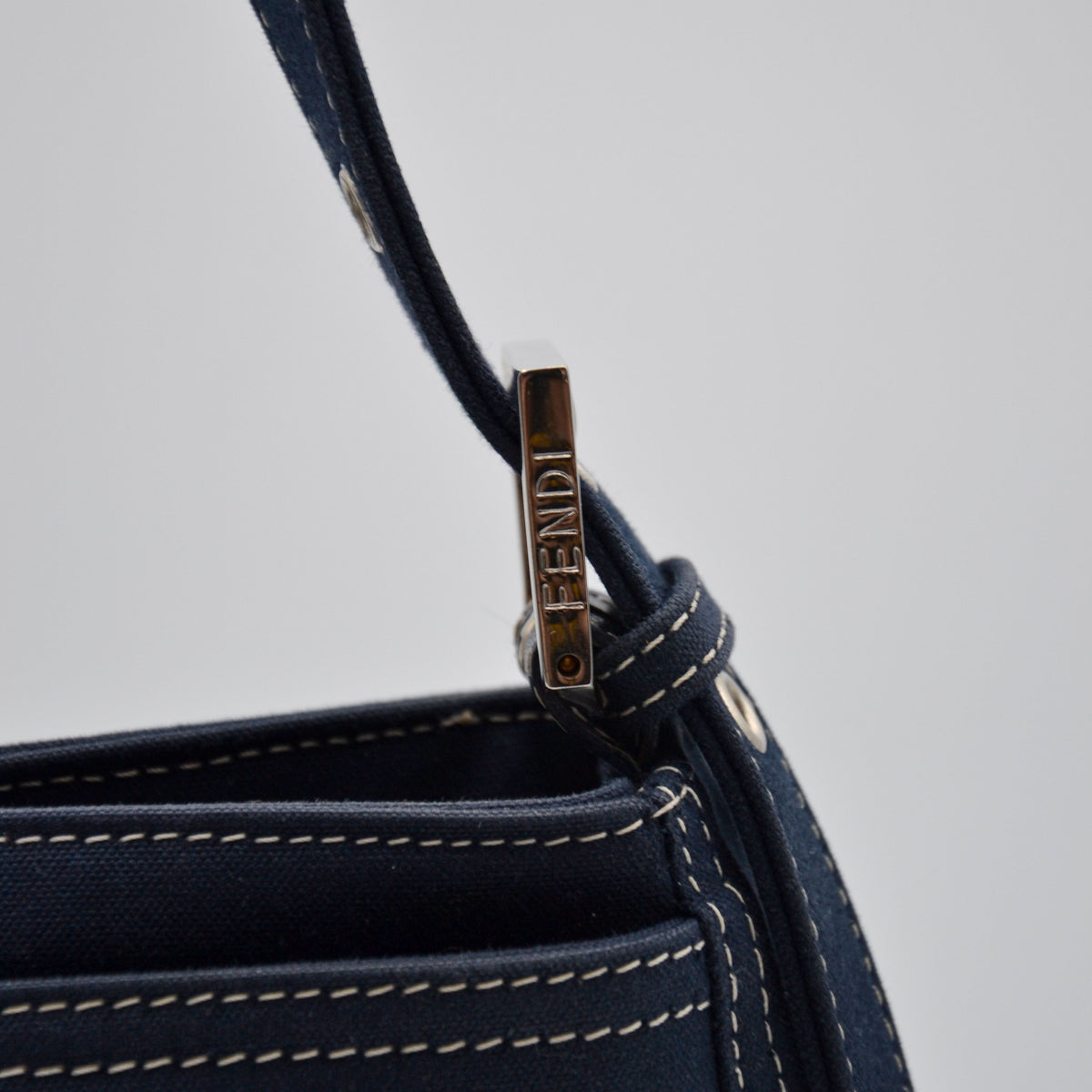 Sac Fendi Baguette Toile Bleu Marine Fermoir FF Émail Vintage