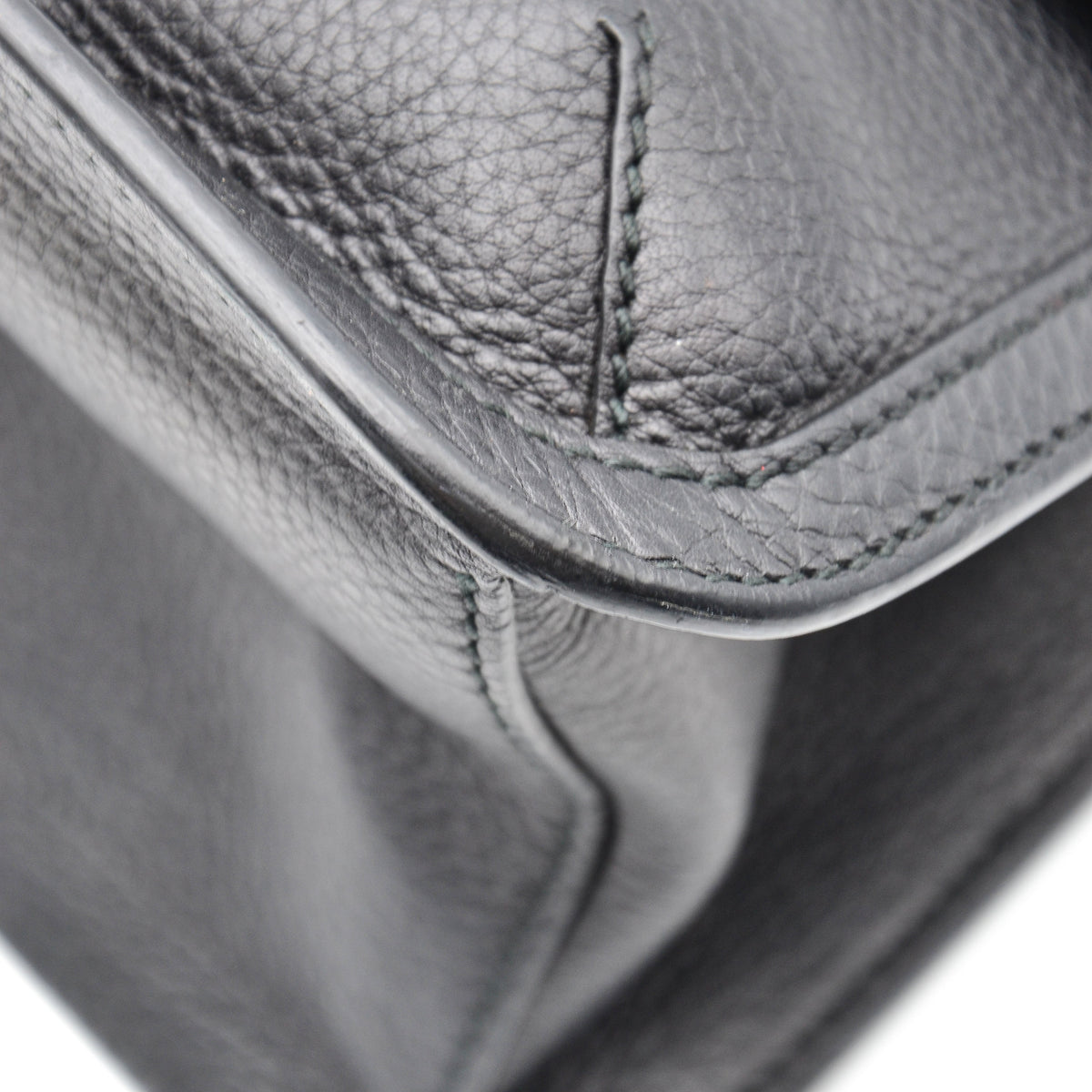 Gucci Daily Flap Cuir Grainé Noir — Pompon Bambou