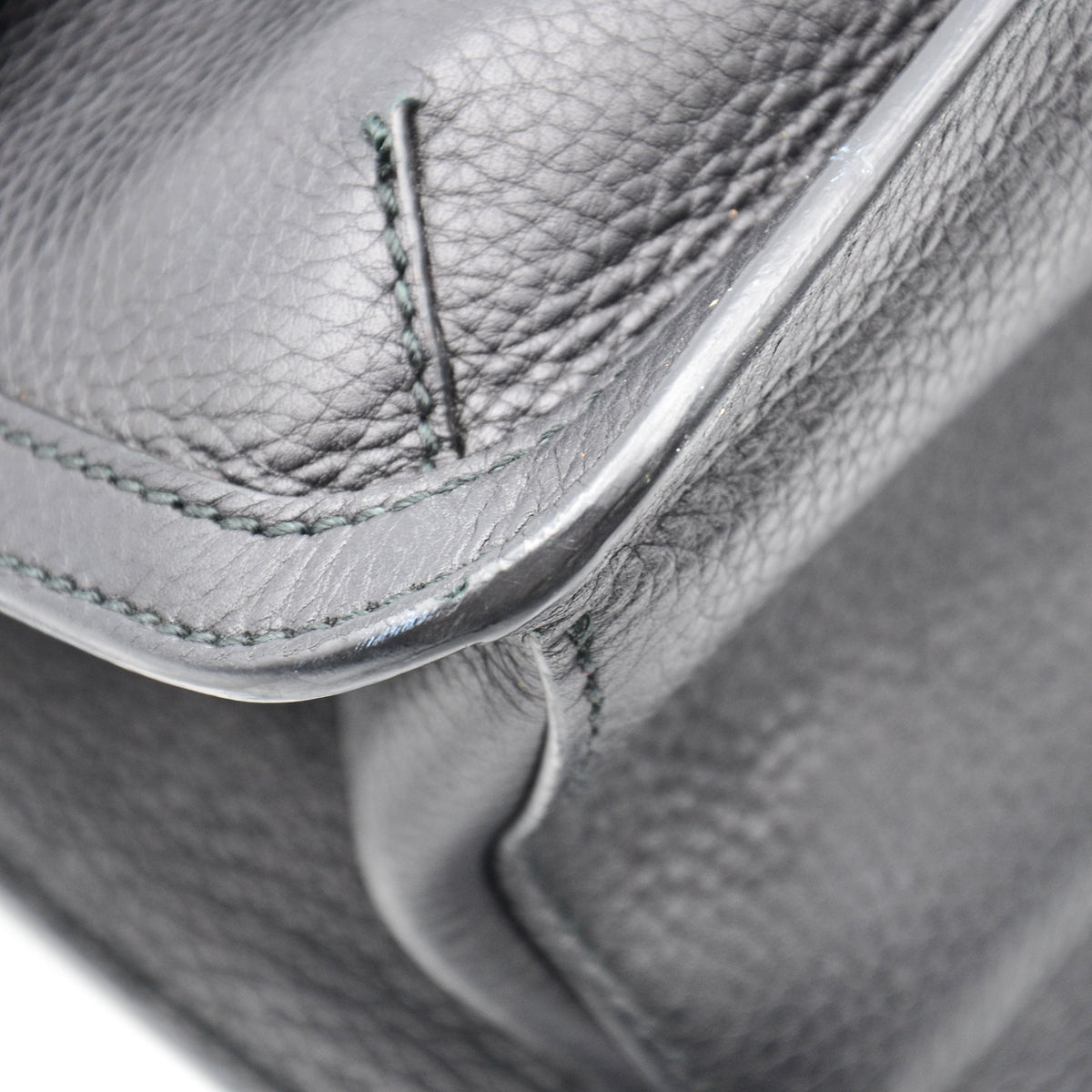 Gucci Daily Flap Cuir Grainé Noir — Pompon Bambou