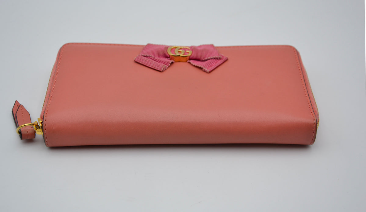 Portefeuille Gucci cuir rose avec nœud GG