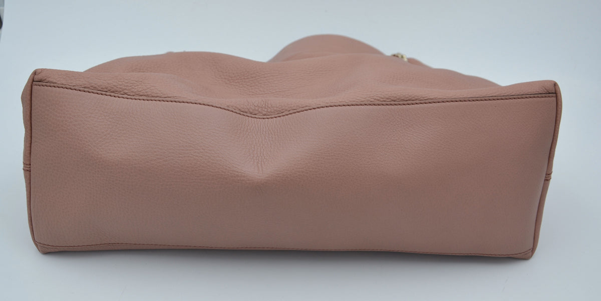 Sac Gucci Soho Tote XL rose poudré en cuir grainé