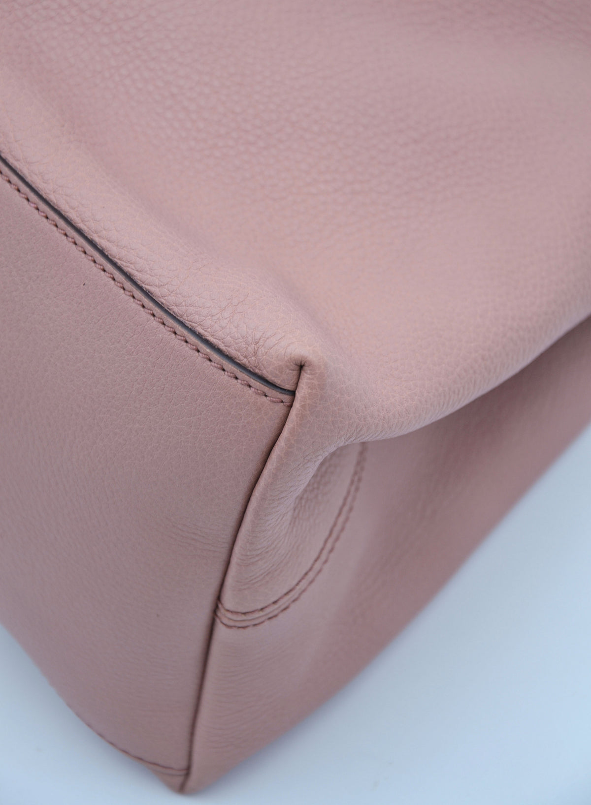 Sac Gucci Soho Tote XL rose poudré en cuir grainé