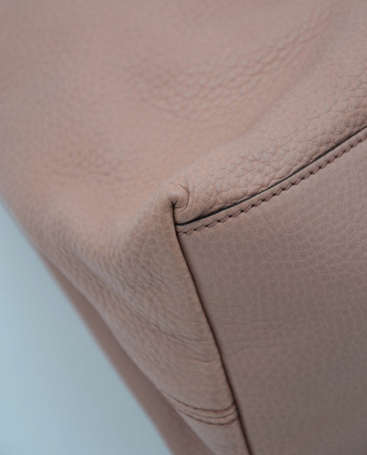 Sac Gucci Soho Tote XL rose poudré en cuir grainé