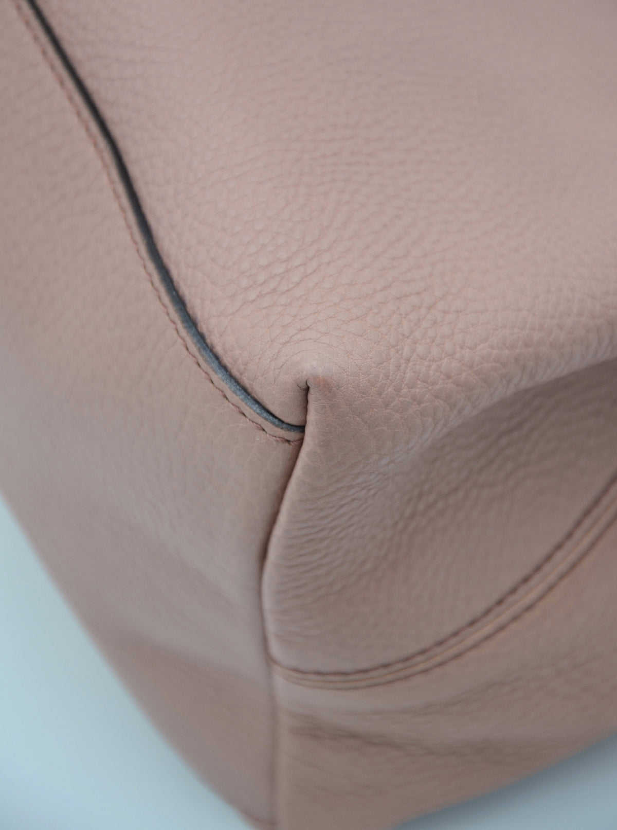 Sac Gucci Soho Tote XL rose poudré en cuir grainé