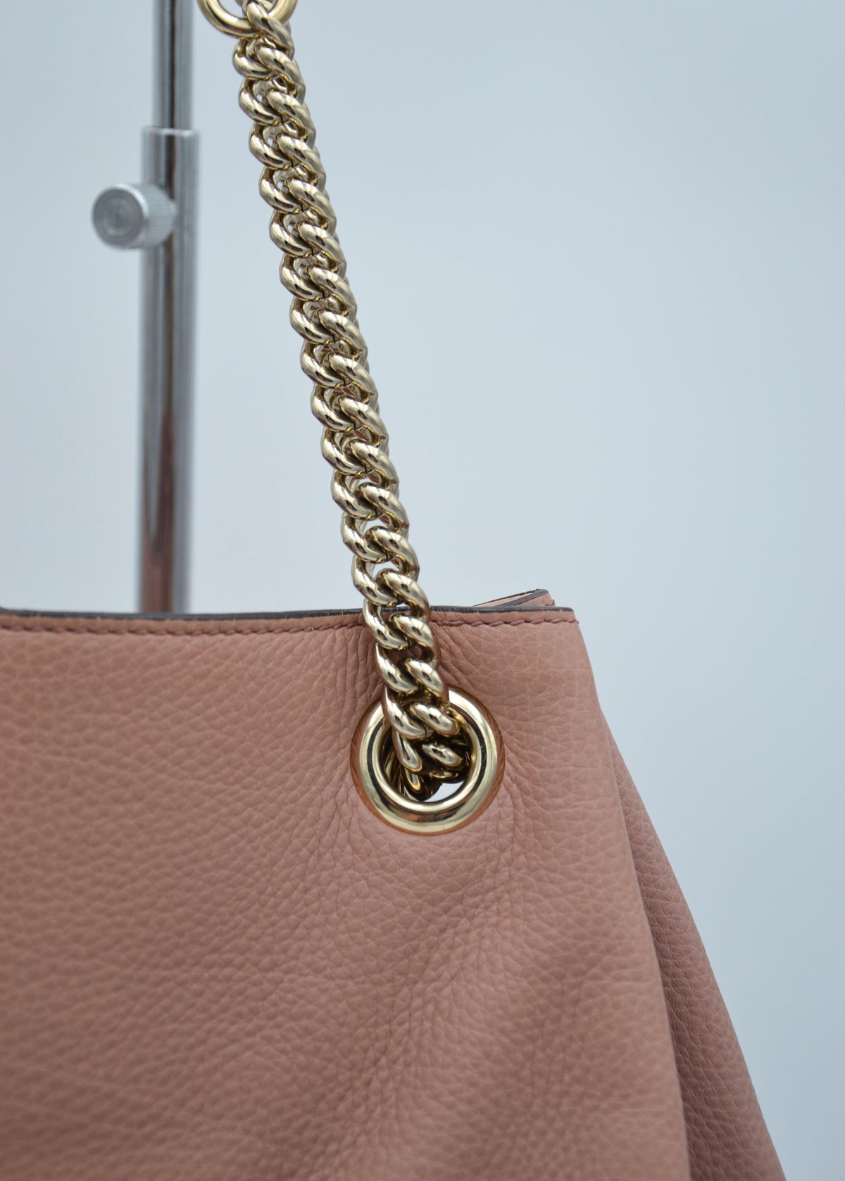 Sac Gucci Soho Tote XL rose poudré en cuir grainé