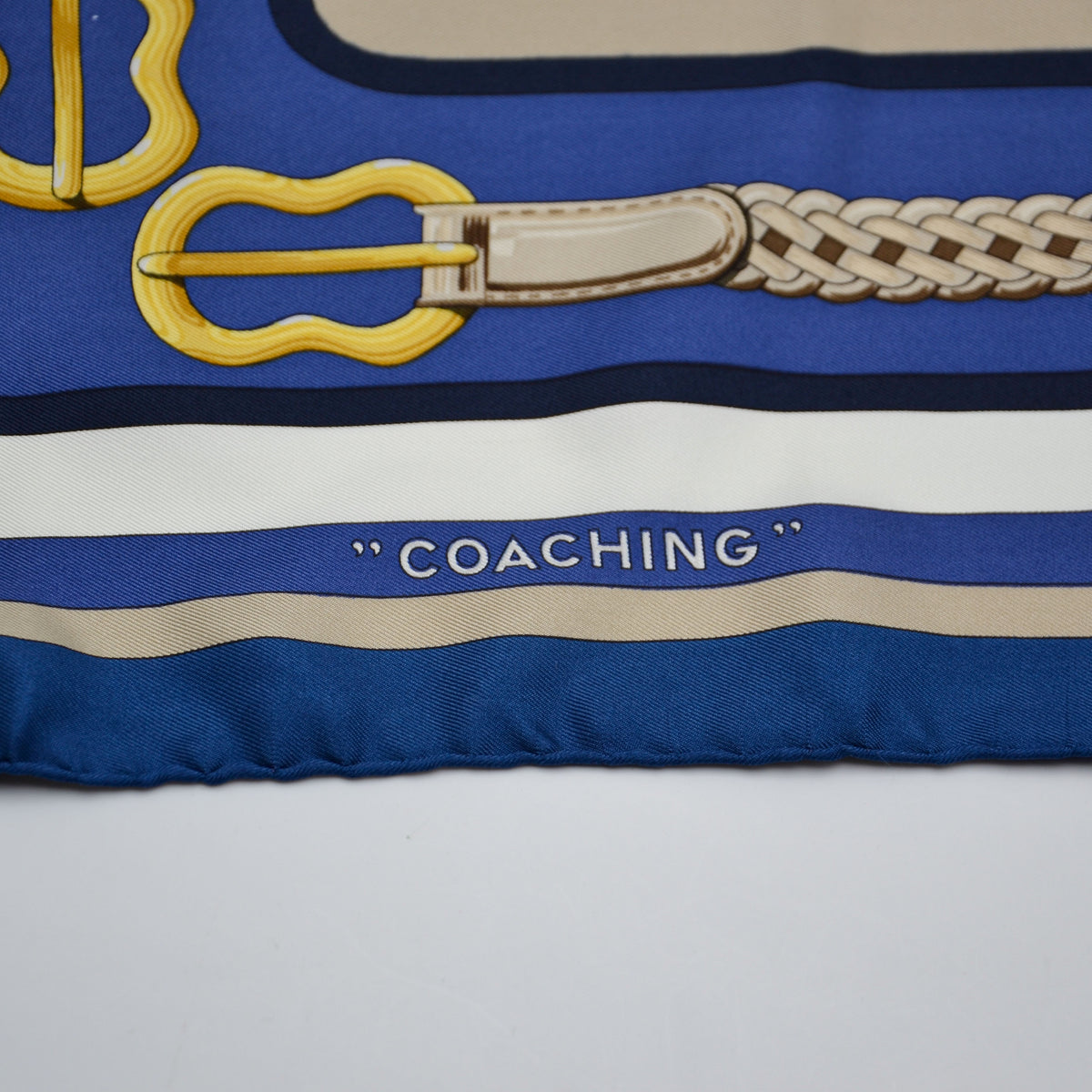Carré Hermès « Coaching » soie bleu & or