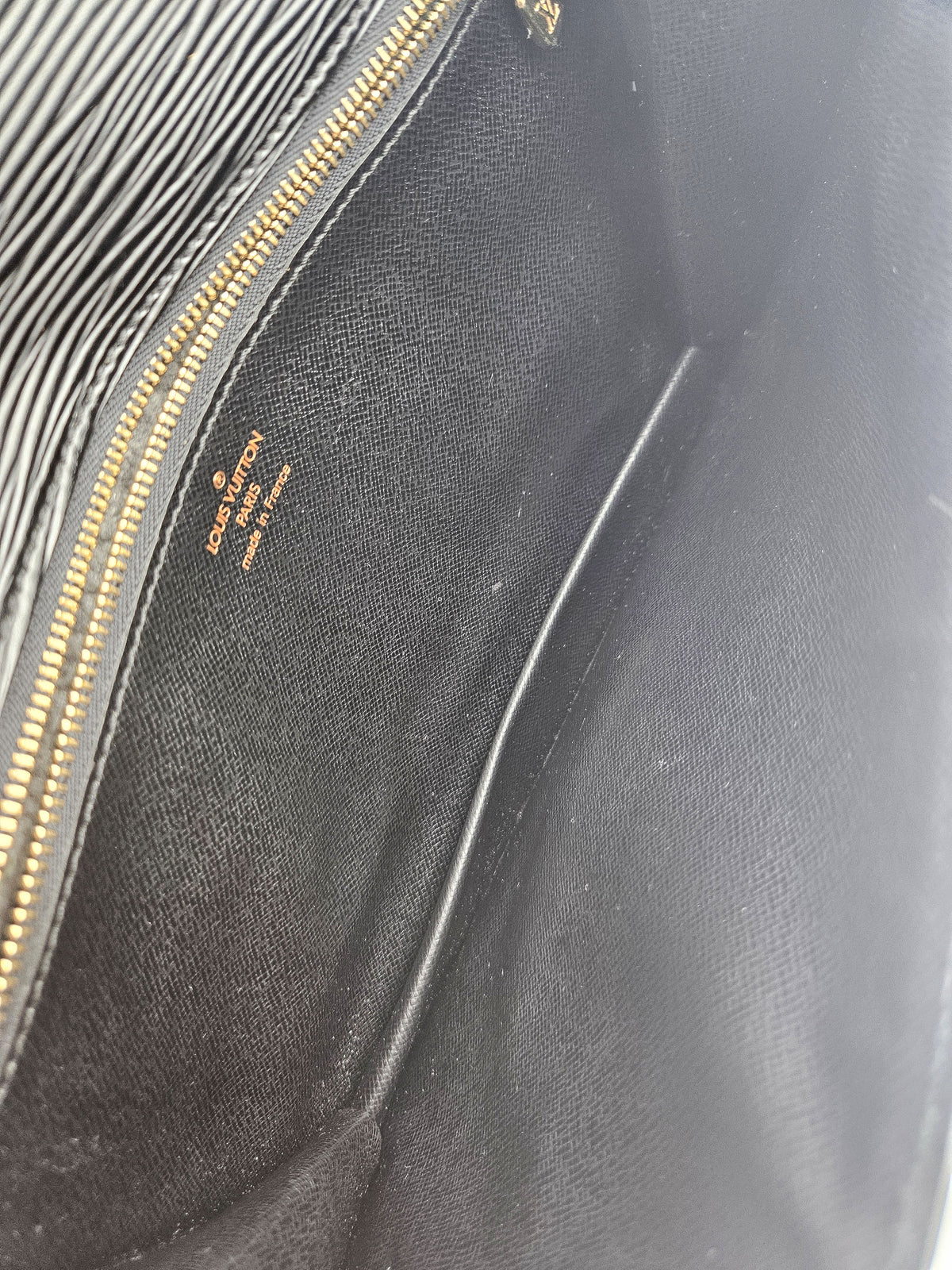 Pochette Louis Vuitton En Cuir Épi Noir