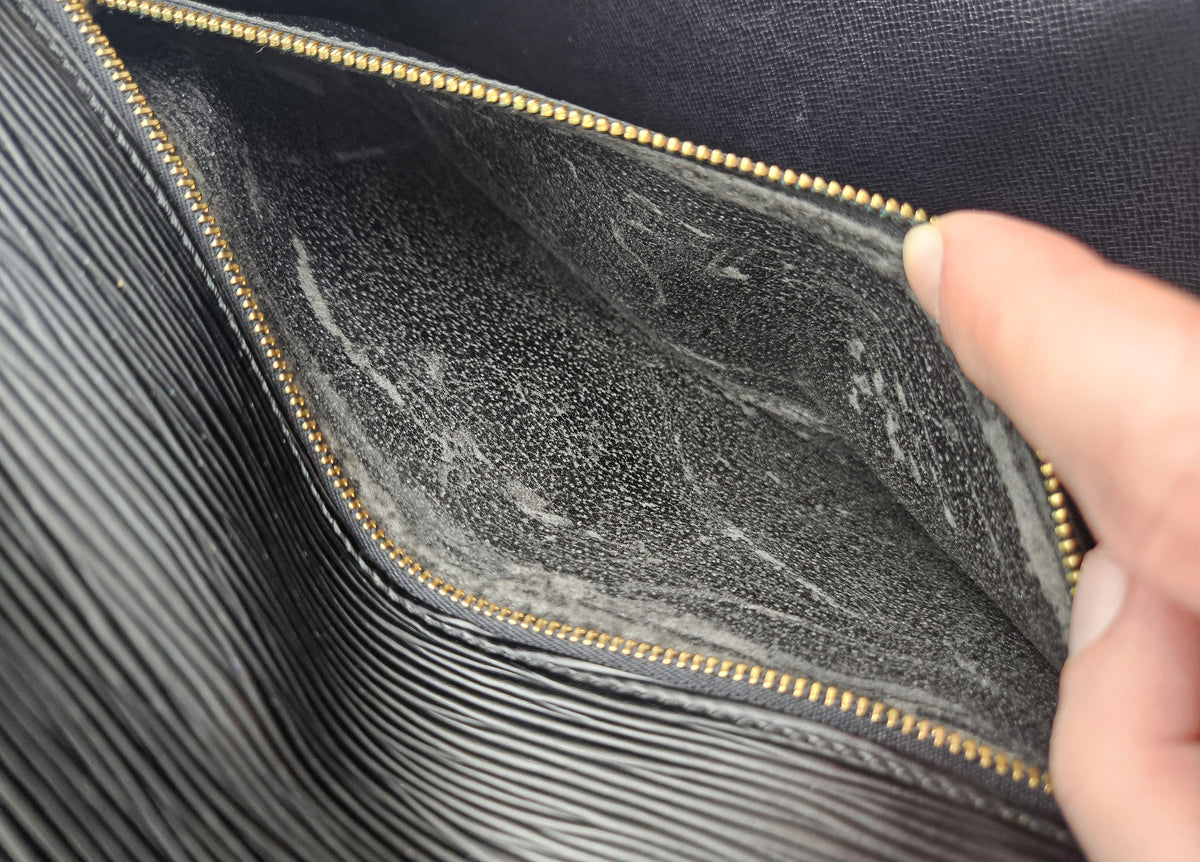 Pochette Louis Vuitton En Cuir Épi Noir
