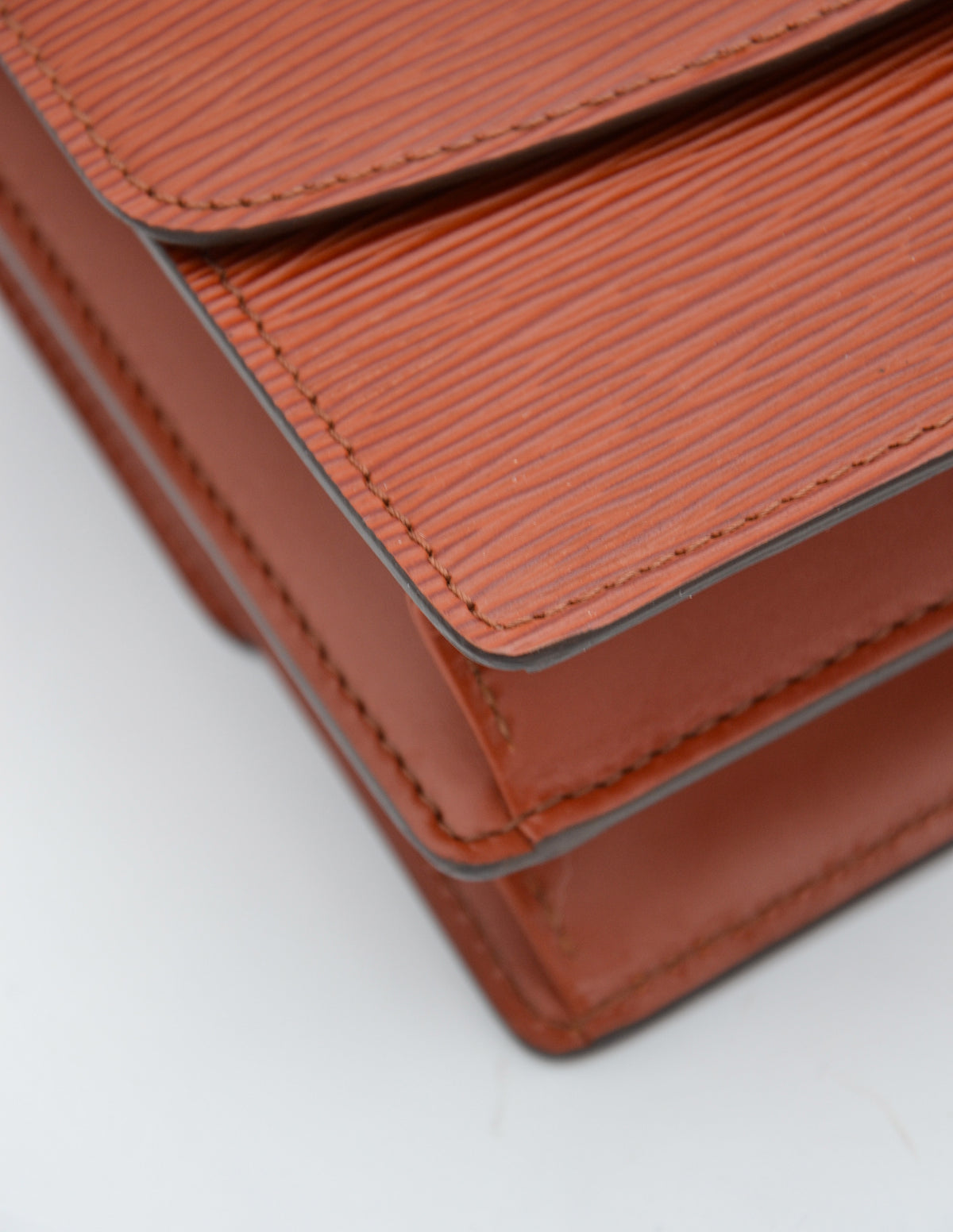 Sac Grenelle Louis Vuitton en cuir Épi kenyan – Boîte & Dustbag