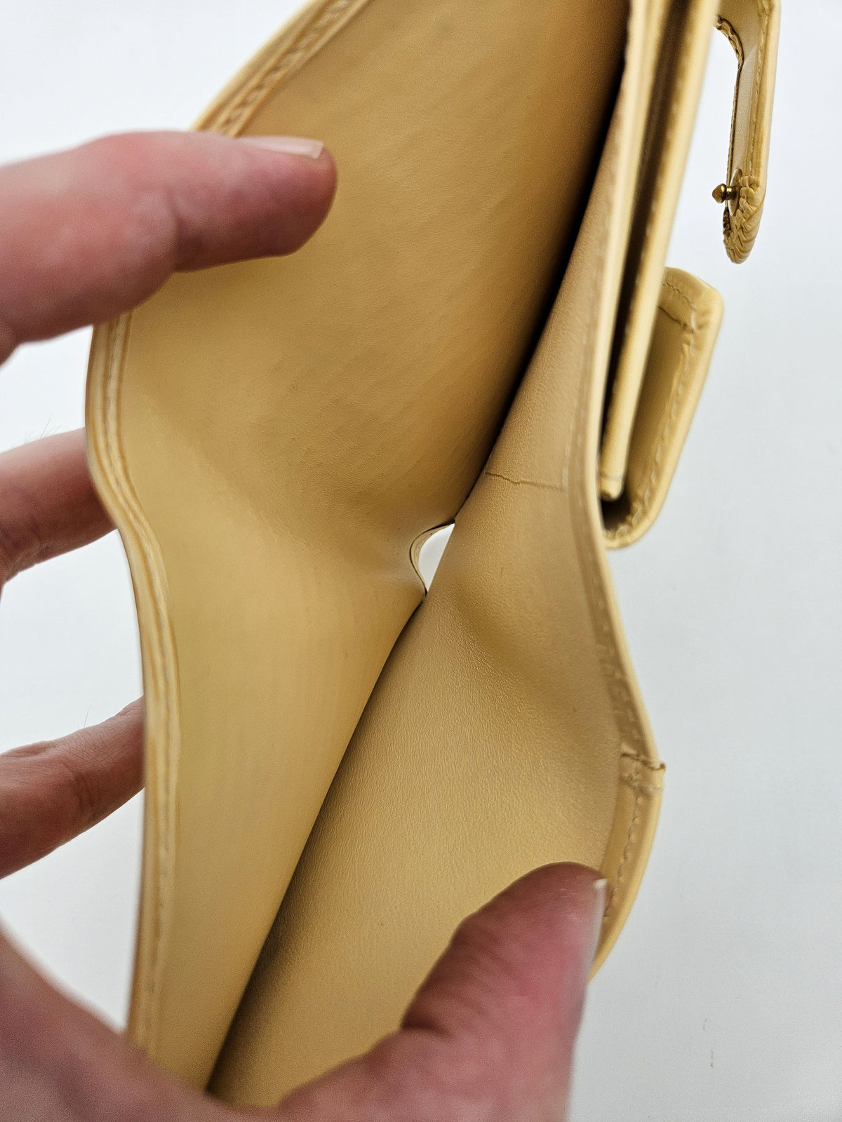 Portefeuille Louis Vuitton Compact en Cuir Epi Jaune Pastel