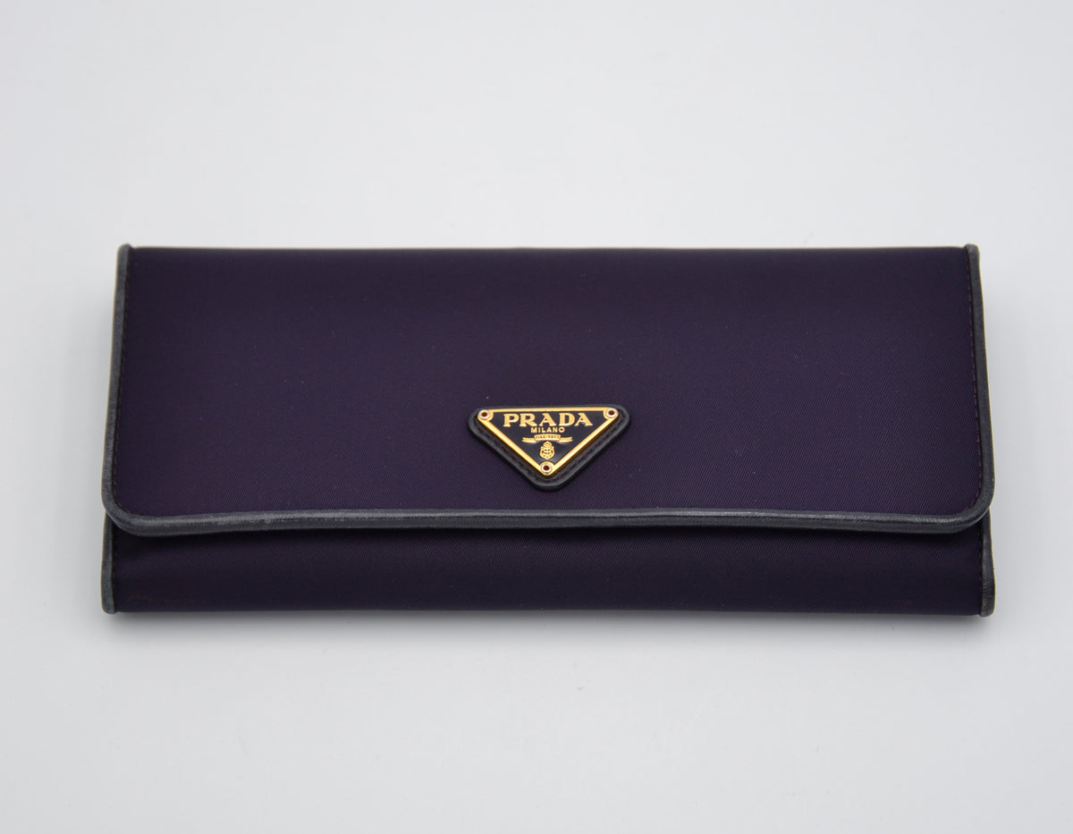 Portefeuille long Prada en nylon violet & cuir noir