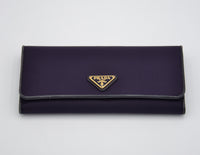 Portefeuille long Prada en nylon violet & cuir noir