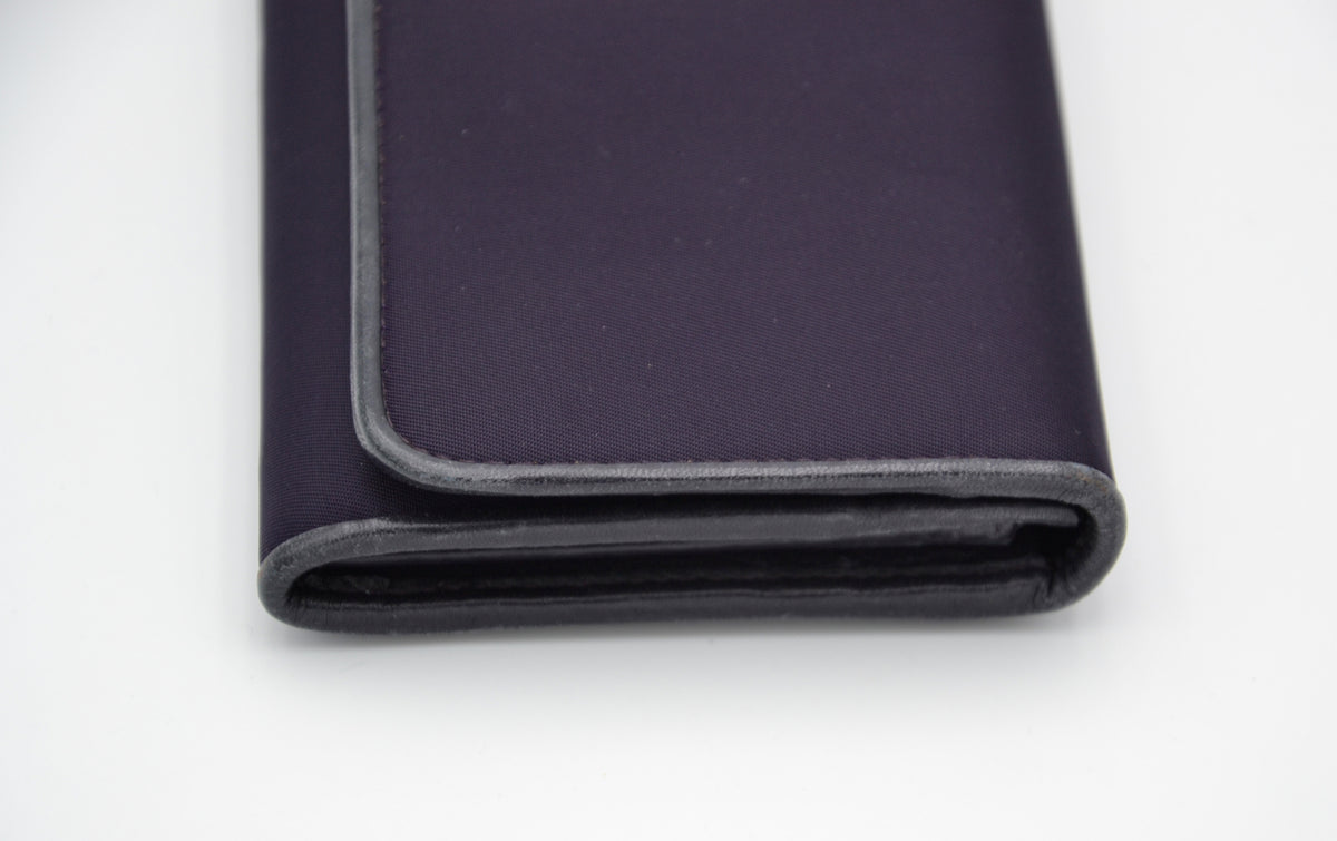 Portefeuille long Prada en nylon violet & cuir noir