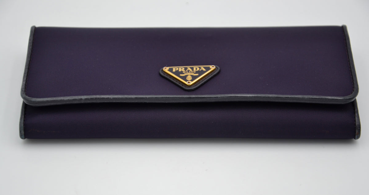 Portefeuille long Prada en nylon violet & cuir noir