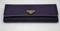 Portefeuille long Prada en nylon violet & cuir noir