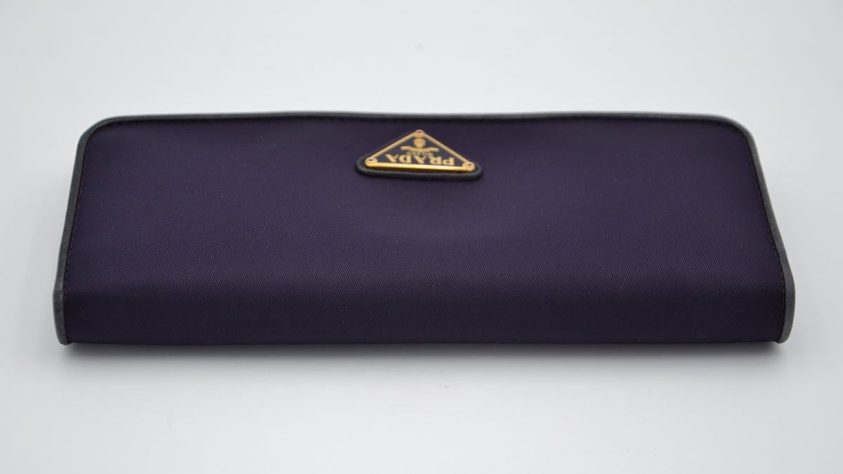 Portefeuille long Prada en nylon violet & cuir noir