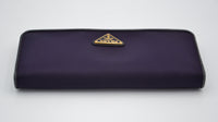 Portefeuille long Prada en nylon violet & cuir noir