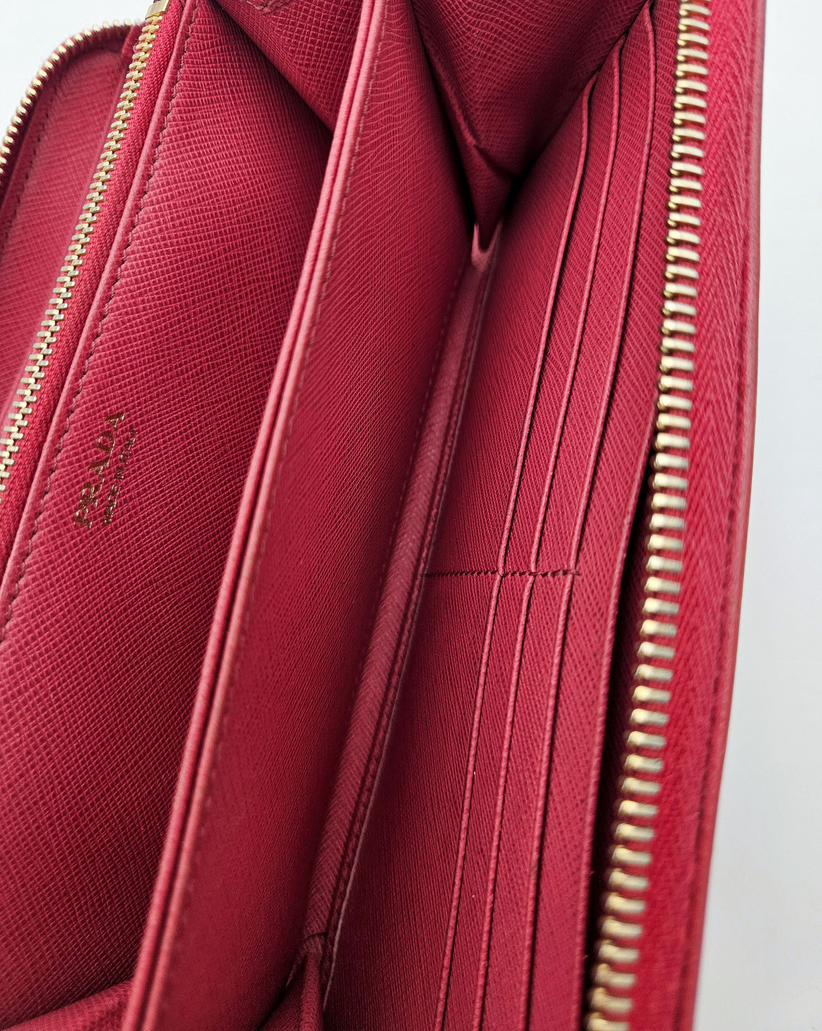 Portefeuille Zippé Prada En Cuir Saffiano