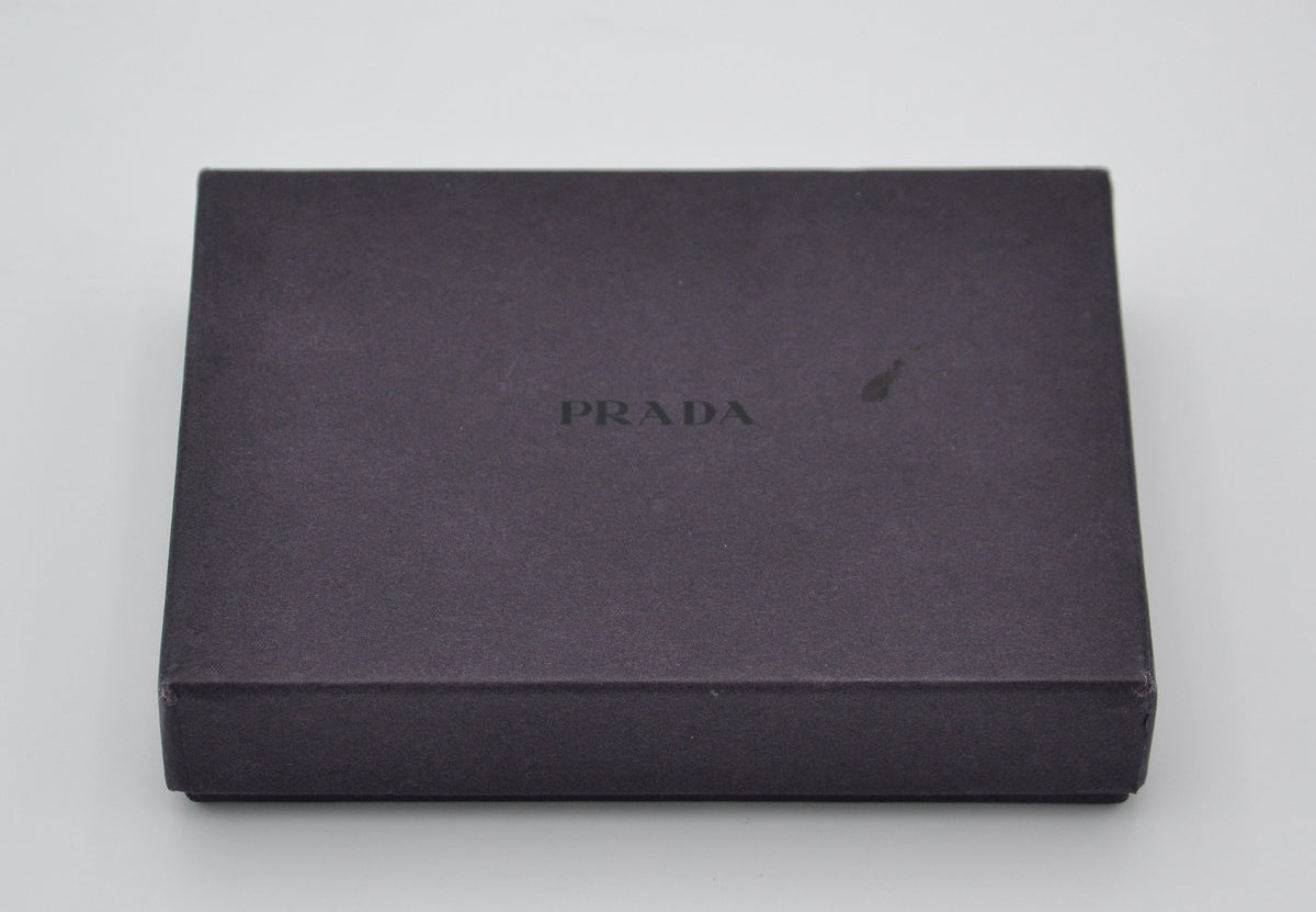 Portefeuille compact Prada en cuir noir