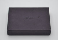 Portefeuille compact Prada en cuir noir
