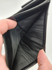 Portefeuille compact Prada en cuir noir