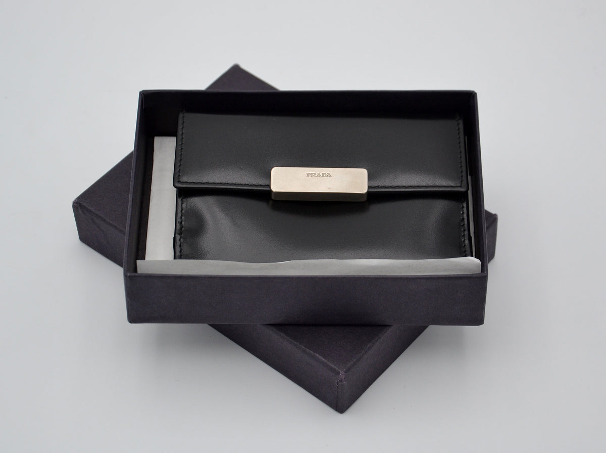 Portefeuille compact Prada en cuir noir
