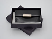Portefeuille compact Prada en cuir noir