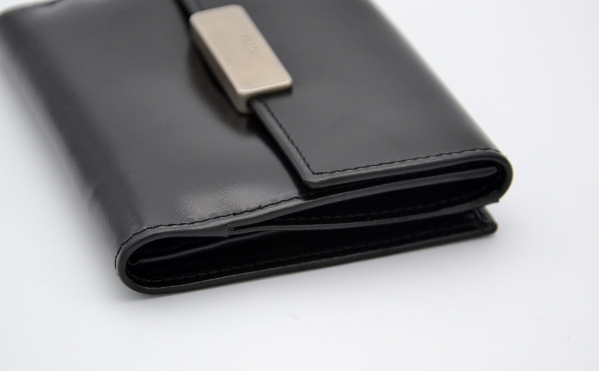Portefeuille compact Prada en cuir noir