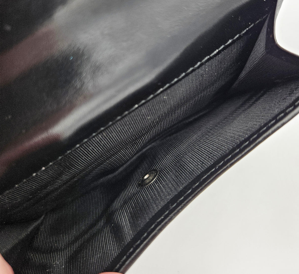 Portefeuille compact Prada en cuir noir