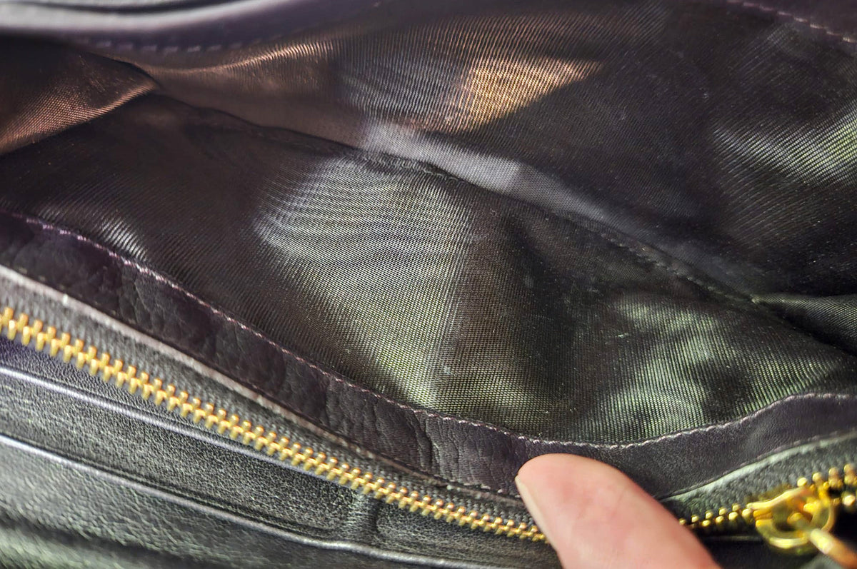 Portefeuille long Prada en nylon violet & cuir noir